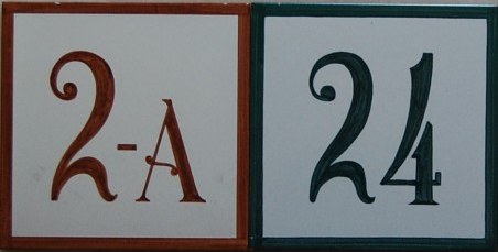 Números de casa pintados a mano en azulejos de 15 x 15 con moldura de color