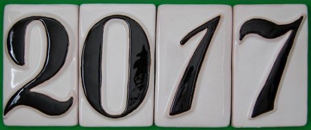 Números de cerámica en relieve esmaltados a mano formando el año 2017